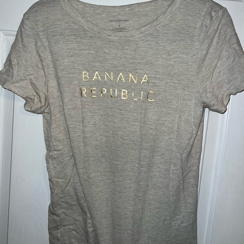 cream banana republic tshirt